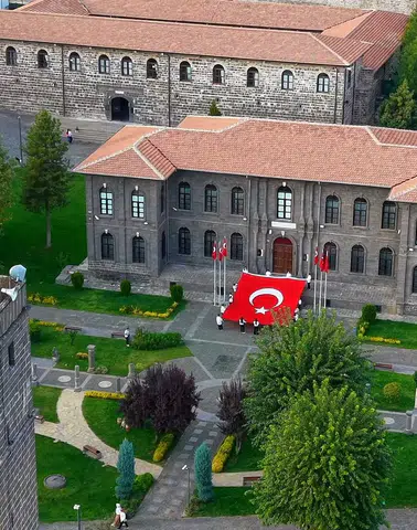 Diyarbakır İçkale'de 54 metrekarelik dev Türk bayrağıyla Cumhuriyet coşkusu