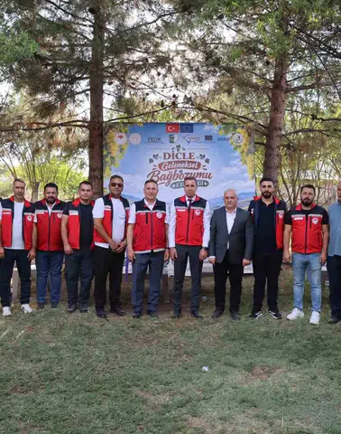 Dicle'de geleneksel bağ bozumu coşkusu: Üreticiler bereketli bir sezon için bir araya geldi