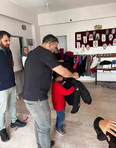 Çermik ve Çüngüş'te 200 öğrenciye kışlık destek: Dernekten anlamlı yardım eli