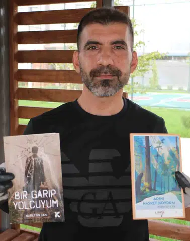 Diyarbakır'da apartman görevlisi Nurettin Can'ın edebiyat tutkusu: İki şiir kitabı çıkardı
