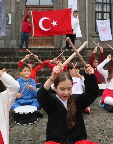 Diyarbakır'ın tarihi Sur sokaklarında 29 Ekim coşkusu: Öğrenciler bayraklarla yürüdü