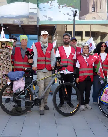 Diyarbakırlı bisikletçiler İran'daki okul saldırısını protesto için pedal çeviriyor