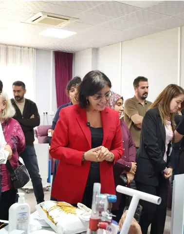 Kayapınar Belediyesi'nden kanser hastalarına anlamlı ziyaret: Hijyen çantası desteği