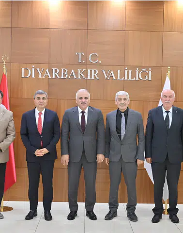 Diyarbakır Valisi Zorluoğlu'na anlamlı ziyaret: Basın ve spor camiası ile buluştu