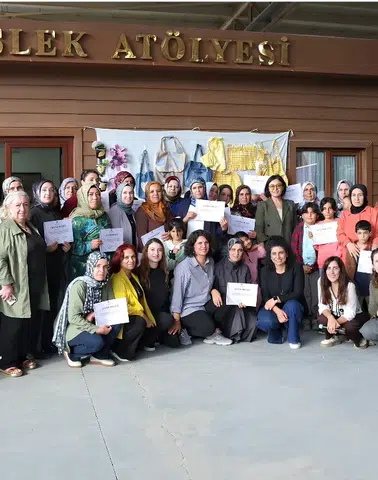 Kayapınar'da kadın emeği sahneye çıktı: Kursları bitirenlere belgeleri verildi