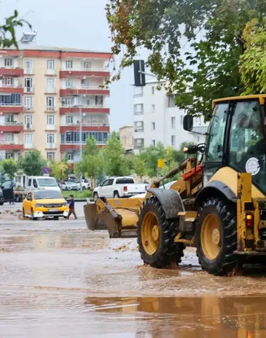 Silvan'daki taşkına DİSKİ'den müdahale: Çevre ilçelerden destek geldi