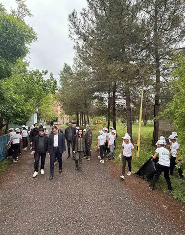 Dicle'de Orman Benim kampanyası Kaymakam Atış ve öğrenciler doğayı atıklardan arındırdı