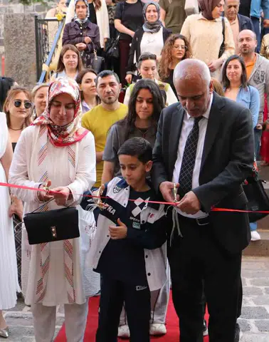 Öğrencilerin atık malzemelerden yaptıkları çalışmalar tarihi mekanda sergilendi