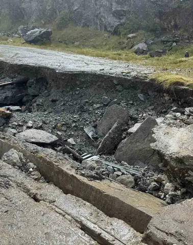 Çüngüş ile Pütürge arasındaki köprüde çökme tehlikesi Vatandaşların manzara ısrarı sürüyor