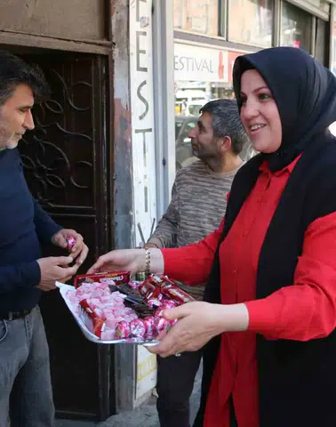 Bağlar'ın Muradiye Mahallesi'nde bayram ikramları yüzleri güldürdü Muhtar Demir sahada