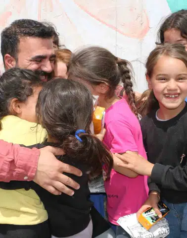 Diyarbakırlı esnafın çocukluk özlemi Kendi dükkanında çocuklara ücretsiz tost ziyafeti