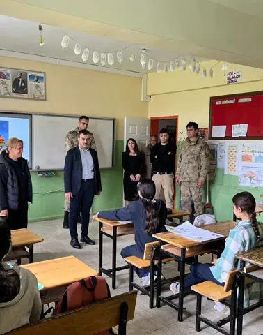 Dicle Kaymakamı Atış, öğrenci ve öğretmenlerle, gelişmeye ilişkin ayrıntılar netleşiyor