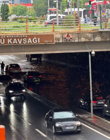 Diyarbakır'da sağanak; yollar göle döndü, iş, gelişmeye ilişkin ayrıntılar netleşiyor