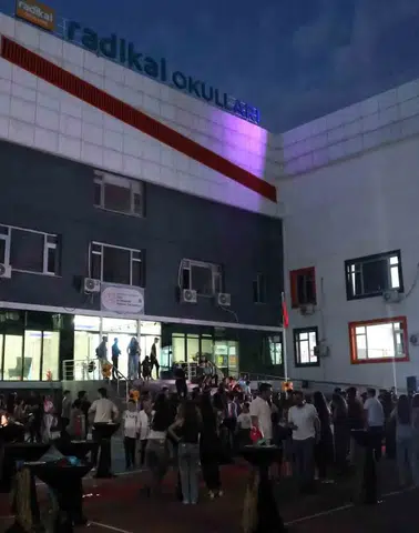 Diyarbakır'da mezuniyet sevinci Radikal öğrencileri keplerini havaya fırlattı