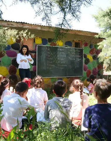 Diyarbakır Eğil'de ezber bozan eğitim Köy okulunda dersler bahçeye taşındı