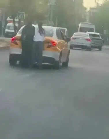 Diyarbakır Yenişehir'de akıllara durgunluk veren patenli taksi yolculuğu