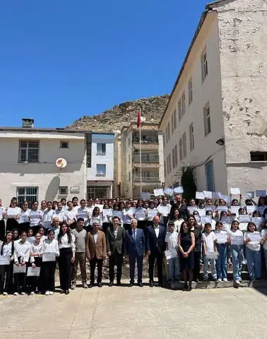 Çermik'te müzik ziyafeti Üç ortaokulun koro performansı izleyicilerden tam not aldı