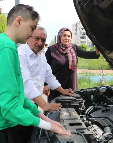 Diyarbakır'da kelebek hastası çocuklar için alınan araç kronik arızalarla aileyi tüketti