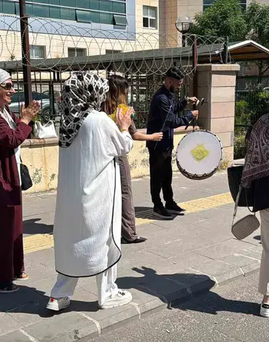 Diyarbakır'da 2 yıllık boşanma davası Adliye çıkışında davullu halay ve bağlamalı yanıt