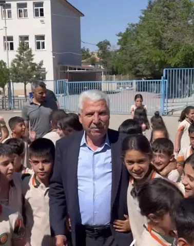 Çermik'te minik öğrencilerin kitap sevinci Belediye Başkanı Karamehmetoğlu okula konuk