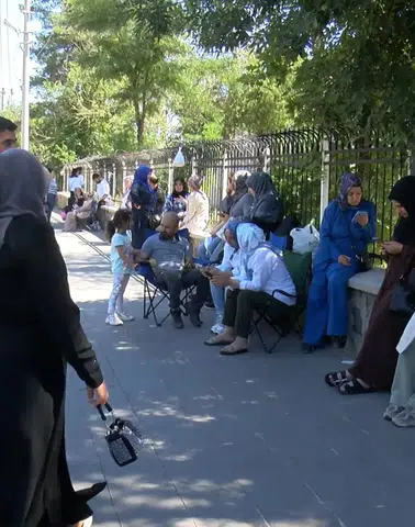 Diyarbakır'da LGS sınavı devam ederken okul önlerinde velilerin dua nöbeti