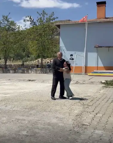 Çermik'in Yayıklı köyünde okul çıkışı neşesi Dede ve torununun sevgi dolu anları