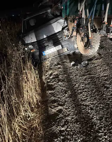 Çınar Mollapolat mevkiinde otomobil ve traktör çarpıştı 1 kişi hastaneye kaldırıldı