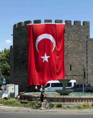 15 Temmuz anısına Diyarbakır’ın tarihi surları dev Türk bayrağı ile donatıldı