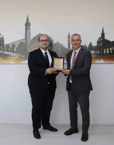 Dicle İlçe Sağlık Müdürü Uzm. Dr. Fırat Köse’ye veda ziyareti Hizmetleri için plaket