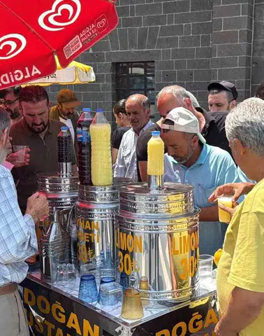 Diyarbakır'da cuma namazı sonrası süren kadim paylaşım geleneği 200 kişiye ikram
