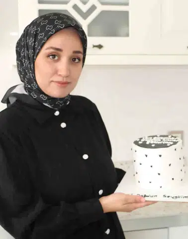 Diyarbakırlı anne gece yarısı pasta yapıyor İki çocuğuyla butik pastane hayali kuruyor