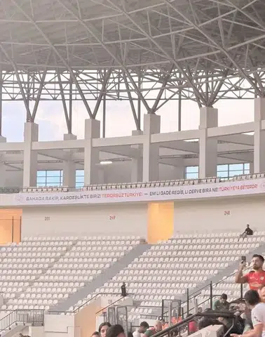 Diyarbakır Stadyumu'nda Amedspor ve Erzurumspor maçı öncesi çift dilli kardeşlik mesajı