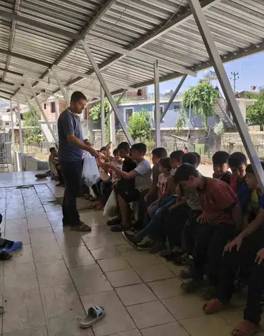 Çüngüş Yeniköy’de Kur’an kursu öğrencilerine ders sonrası anlamlı ikram 60 çocuk mutlu