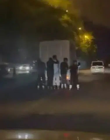 Diyarbakır trafiğinde patenli tehlike Hareket halindeki pikaba tutunup kilometrelerce-yol-gittiler
