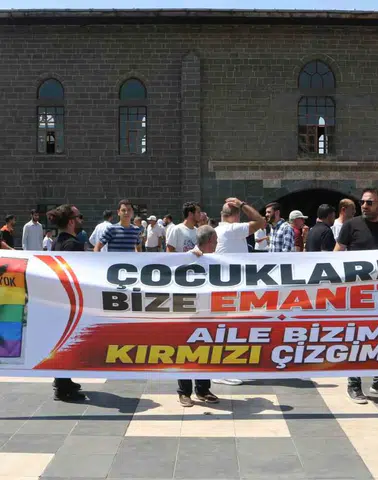 Diyarbakır'da Ulu Cami önünde kitlesel tepki LGBT sembollerine karşı aile vurgusu yapıldı