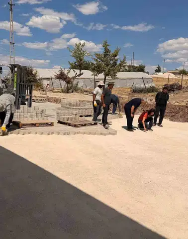 Çermik'in kırsal mahallelerinde ulaşım hamlesi Yollar parke taşıyla yenileniyor
