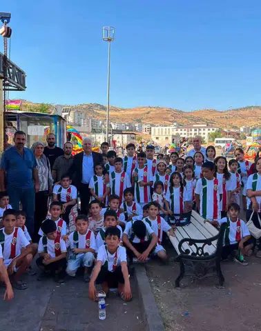 Çermik'te minik öğrencilere Amedspor sürprizi Başkan Karamehmetoğlu'ndan anlamlı hediye