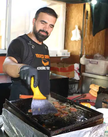 Diyarbakır’ın kavurucu sıcağında tost makinesi başında zorlu yaşam mücadelesi