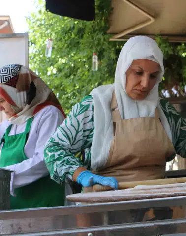 Diyarbakır Sur'da lezzet ortaklığı Gelin ve görümce güçlerini birleştirerek iş yeri açtı