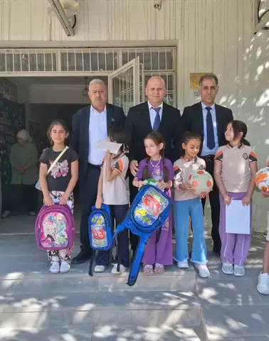 Diyarbakır Çermik'te 300 öğrenciye anlamlı destek: Çantalar ve toplar dağıtıldı