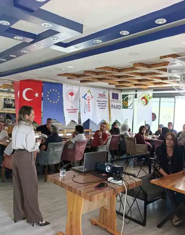 Çermik ve Çüngüş'te kadın kooperatifçiliği eğitimi: Üretim ve ekonomi konuşuldu