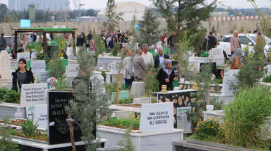 Diyarbakır’da mezarlıklara yoğun ilgi: Bayramda gözyaşları sel oldu
