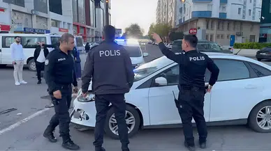 Diyarbakır’da kadın sürücü kaza sonrası şok yaşadı, uzun süre araçtan inmedi