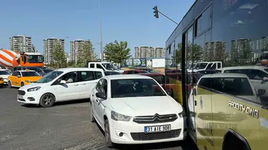 Yenişehir’de otobüs ile otomobil çarpıştı, trafik kitlendi