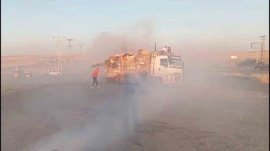 Silvan'da kamyonda yangın çıktı, 15 ton saman yandı
