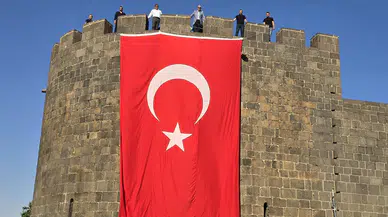 Diyarbakır surlarına bayrak asıldı: Birlik ve beraberlik mesajı verildi