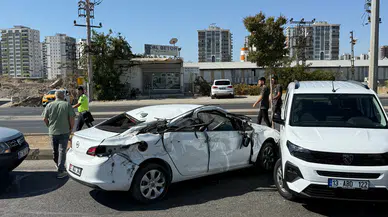 Diyarbakır’da zincirleme kaza: Asfalt paleti iki araca çarptı