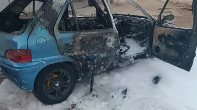 Diyarbakır’da park halindeki hafif ticari araç yandı