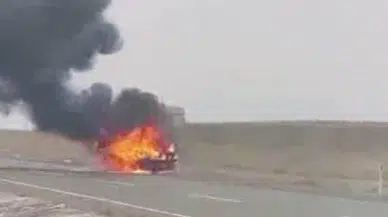 Diyarbakır’da trafikteki otomobil alev aldı