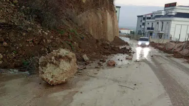 Diyarbakır'da heyelan: Toprak yola savruldu